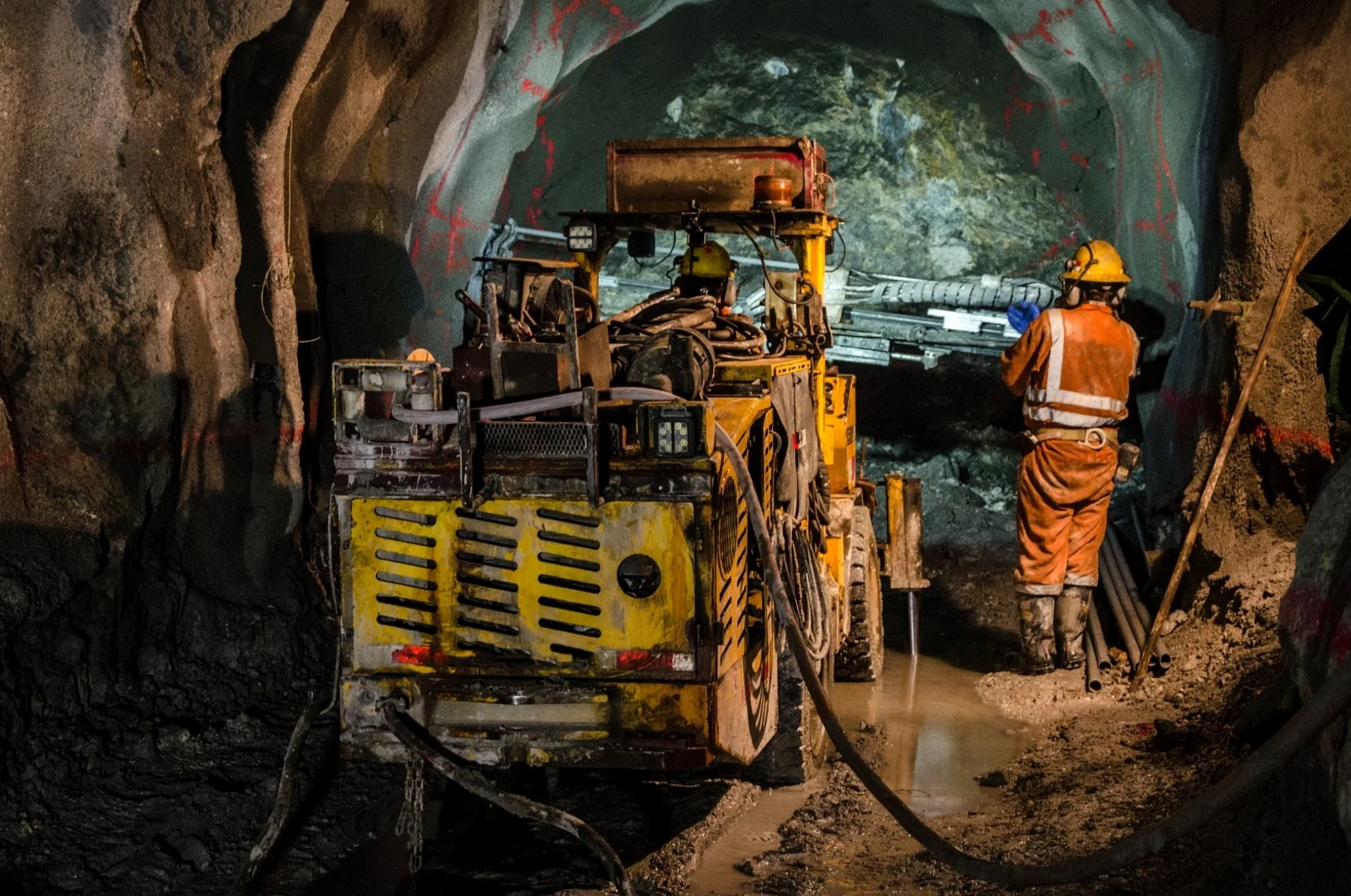 Underground mining machinery and mine worker